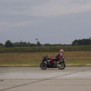 Liegen auf dem Motorrad